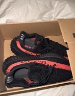 Yeezy 350 red black core v2, Kleding | Heren, Schoenen, Ophalen of Verzenden, Zo goed als nieuw, Zwart