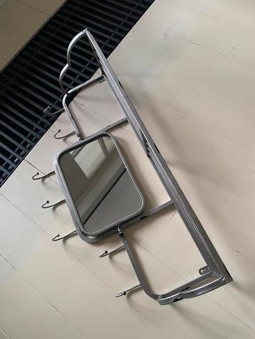 Kapstok met spiegel beschikbaar voor biedingen