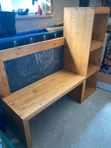 Kinderbureau met krijtbord en kast beschikbaar voor biedingen