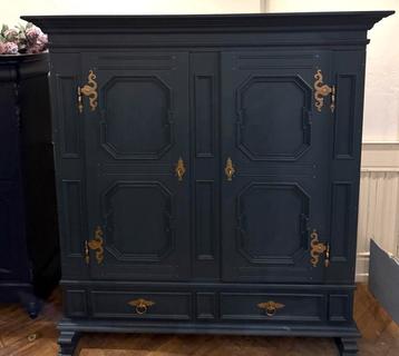 Oude kasteelkast, kloosterkast kast vintage servieskast VdlM beschikbaar voor biedingen