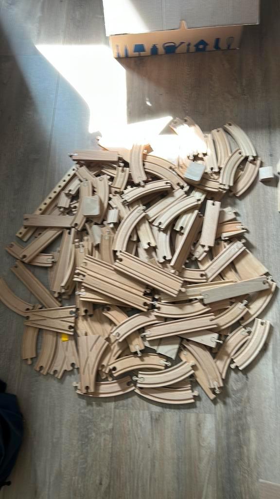 Houten treinbaan met heel veel accessoires, Kinderen en Baby's, Speelgoed | Houten speelgoed, Zo goed als nieuw, Overige typen