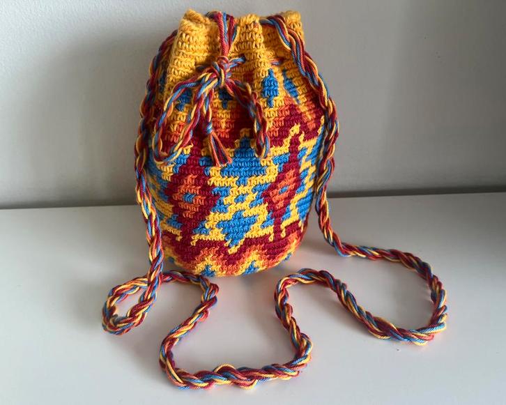 Prachtige eyecatcher: Kleurrijk gehaakt Mochila buideltasje., Hobby en Vrije tijd, Breien en Haken, Nieuw, Haken, Overige typen