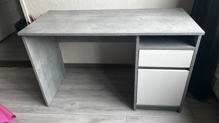 Jysk Billund Bureau wit/beton-stevig en netjes, Huis en Inrichting, Bureaus, Gebruikt, Bureau, Ophalen