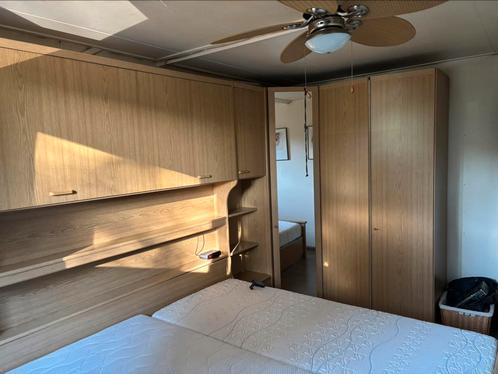 Bed met ombouw en lattenbodems., Huis en Inrichting, Slaapkamer | Bedden, Gebruikt, Tweepersoons, 180 cm, 200 cm, Hout, Wit, Verstelbaar