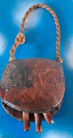 Geitenbel. Hout. Oud. Houtsnijwerk. 10/10 cm., Ophalen