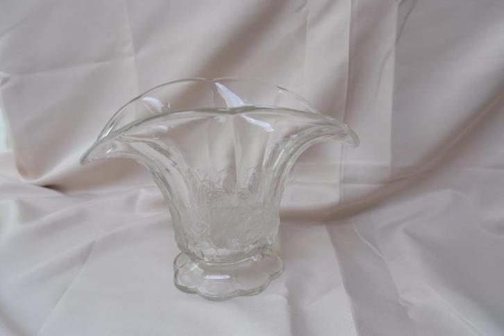 Mooie vintage glazen gedecoreerde vaas met bloemensteker, Huis en Inrichting, Woonaccessoires | Vazen, Zo goed als nieuw, Wit