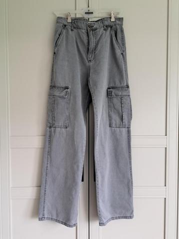 Stoere grijze cargobroek van Stradivarius, maat 38. beschikbaar voor biedingen
