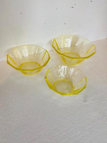 Art Deco uranium glazen schalen (3) beschikbaar voor biedingen