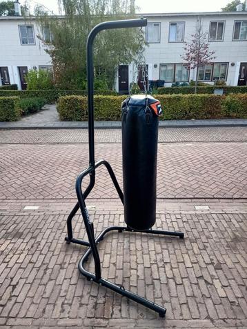 Outshock Bokszak met metalen frame. beschikbaar voor biedingen