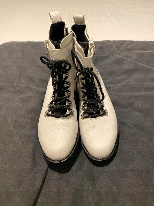 Witte Maruti Micky lederen veterboots – Stijlvol & Comfortab, Kleding | Dames, Schoenen, Zo goed als nieuw, Wit, Ophalen of Verzenden