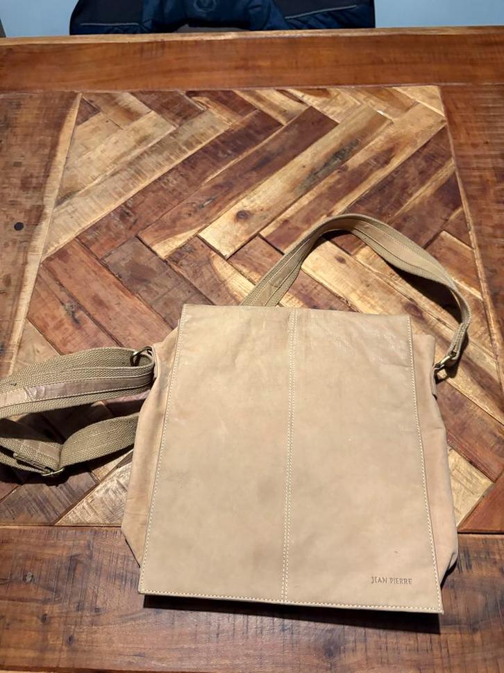 Beige Suède schoudertas met Draagriem, Sieraden, Tassen en Uiterlijk, Tassen | Damestassen, Zo goed als nieuw, Schoudertasje, Beige