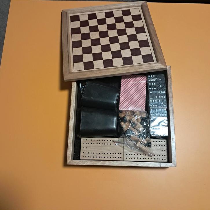 Spelletjesdoos met schaakbord, dobbelstenen, kaarten, klein, Verzamelen, Elektronische Apparatuur, Overige typen, Ophalen of Verzenden