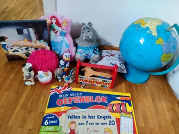 Gratis speelgoed. Van alles wat. Knuffel, wereldbol, ringen beschikbaar voor biedingen