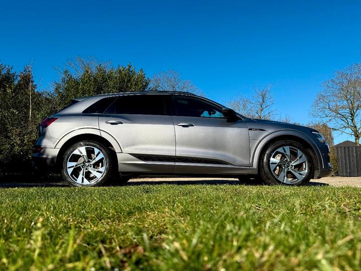 Audi e-tron Quattro Black Edition|Pano|Leder|Trekh|1e Eig!, Auto's, Audi, Particulier, e-tron, 4x4, ABS, Achteruitrijcamera, Adaptieve lichten