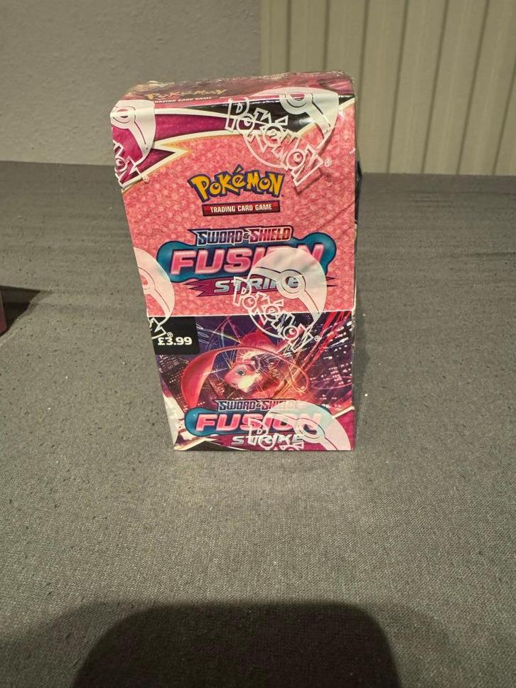 Pokemon TCG: Fusion Strike 1/2 booster box (18 packs) 2x, Hobby en Vrije tijd, Verzamelkaartspellen | Pokémon, Nieuw, Boosterbox