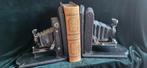 Mooie boekensteun gemaakt van vintage foto toestellen, Antiek en Kunst, Curiosa en Brocante, Ophalen of Verzenden