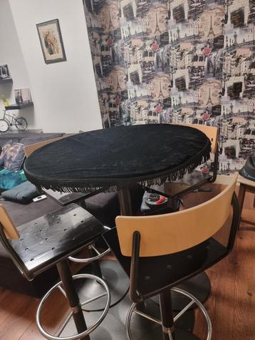 bartafel met de stoel beschikbaar voor biedingen