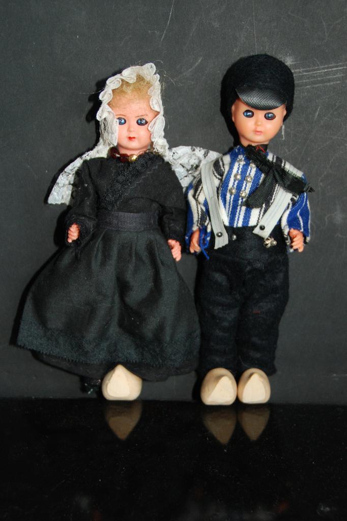 Twee Hollandse Klederdracht poppen, Verzamelen, Poppen, Gebruikt, Pop, Ophalen of Verzenden