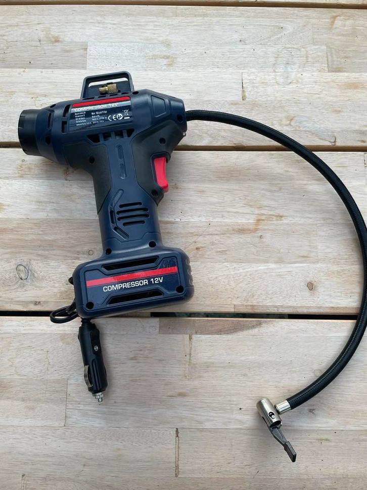 12V Bandenpomp / Compressor - Draagbaar, Doe-het-zelf en Verbouw, Compressors, Gebruikt, 10 bar of meer, Minder dan 25 liter, Minder dan 200 liter/min