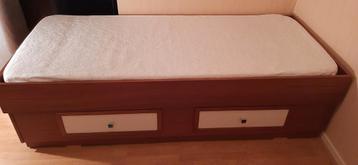 1-persoons houten bed met opberglades beschikbaar voor biedingen