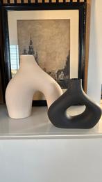 keramieken  vazen  lichtbeige en zwarte🌸🌸🌸, Huis en Inrichting, Woonaccessoires | Vazen, Wit, Aardewerk of Porselein, Ophalen of Verzenden
