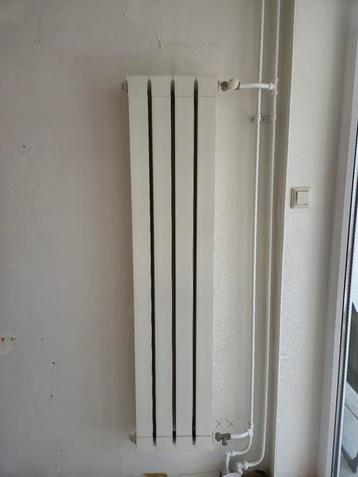 Verwarmingsradiator in goede staat beschikbaar voor biedingen