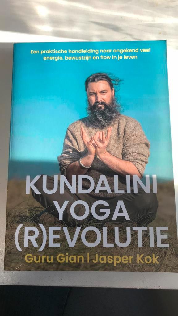 Guru Gian - Kundalini Yoga (R)evolutie, Boeken, Esoterie en Spiritualiteit, Zo goed als nieuw, Instructieboek, Meditatie of Yoga