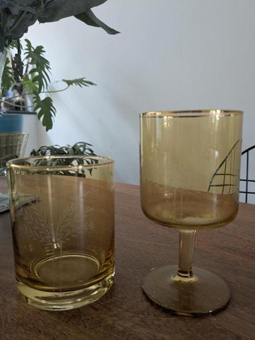 Twee gouden glazen met wit bladmotiefje beschikbaar voor biedingen