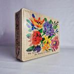 Vintage koekblik met borduurpatroon, Verzamelen, Blikken, Verzenden, Gebruikt, Koek(jes), Overige merken