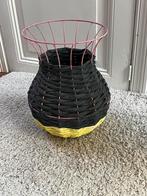 Vaas met rotan/ raffia en metaal, Ophalen of Verzenden, Zo goed als nieuw, Overige kleuren, Minder dan 50 cm