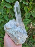 Bergkristal cluster met grote heldere punt, Ophalen of Verzenden, Mineraal