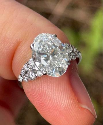 18K gouden ring met 4.72 caraat diamanten!! IGI certificaat beschikbaar voor biedingen