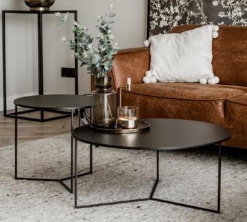 2 ronde salon tafeltjes.