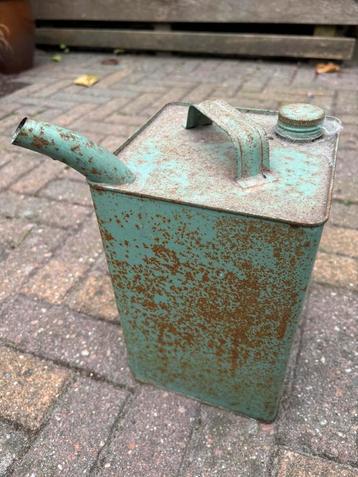 Vintage verweerde olie kan beschikbaar voor biedingen