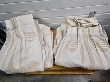 -	Gordijnen vijf stuks met patroon creme