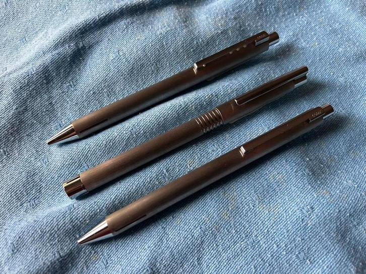 Lot Lamy Vulpen met twee Balpennen Nieuwstaat, Verzamelen, Pennenverzamelingen, Zo goed als nieuw, Vulpen, Overige merken, Ophalen of Verzenden