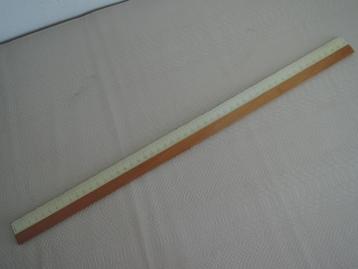 Ouderwetse houten liniaal van 50 cm beschikbaar voor biedingen