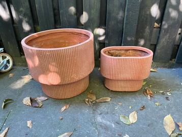 2 grote Terracotta kleur Bloempotten - Rond & Ovaal beschikbaar voor biedingen