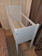 Witte wieg met matras en matrasbeschermer, Ophalen, Zo goed als nieuw, Wieg