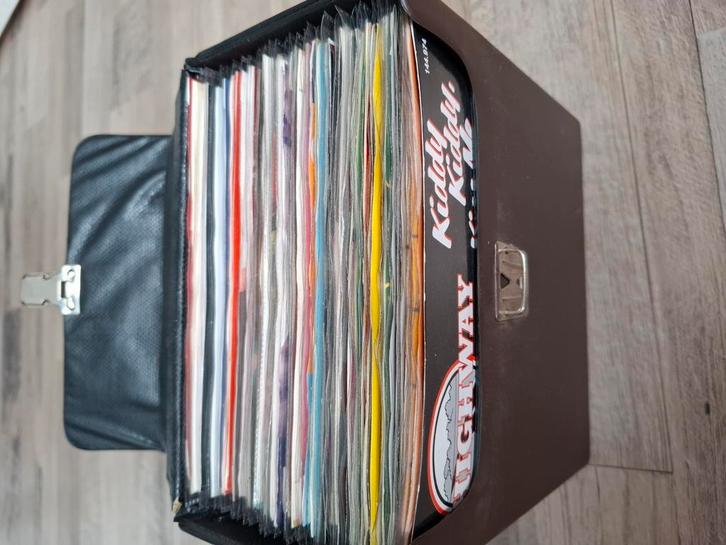 Opberbak/koffer met vinyl singles, Cd's en Dvd's, Vinyl Singles, Gebruikt, Single, Pop, Ophalen of Verzenden