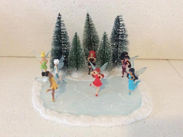 Disney fairies - Tinkerbell - beeldje - kerstdorp, Verzamelen, Disney, Zo goed als nieuw, Beeldje of Figuurtje, Ophalen