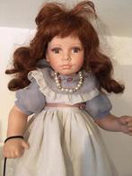 Porseleinen pop op standaard met hondjes., Antiek en Kunst, Ophalen of Verzenden