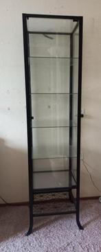 Vitrinekast, zeer netjes. Zwart metaal/glas., Huis en Inrichting, Kasten | Vitrinekasten, Ophalen