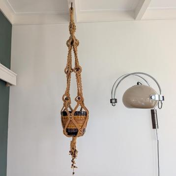 Grote vintage macramé plantenhanger Handgeknoopt. Kralen beschikbaar voor biedingen