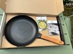 Staub Koekenpan 28cm - Houten Handvat, Huis en Inrichting, Keuken | Potten en Pannen, Ophalen of Verzenden, Zo goed als nieuw