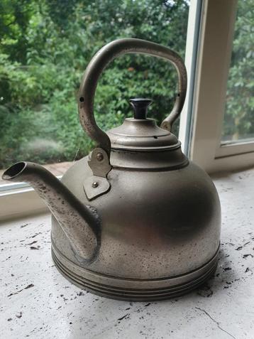 Tinnen thee pot antiek retro vintage 17 cm doorsnee beschikbaar voor biedingen