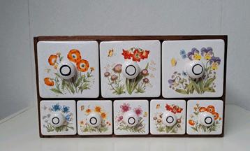 Leuk vintage kruidenkastje met lades en bloemen.  beschikbaar voor biedingen