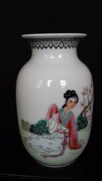 Chinees VAASJE wit PORSELEIN met Afbeelding VROUW, Wit, Aardewerk of Porselein, Nieuw, Ophalen of Verzenden