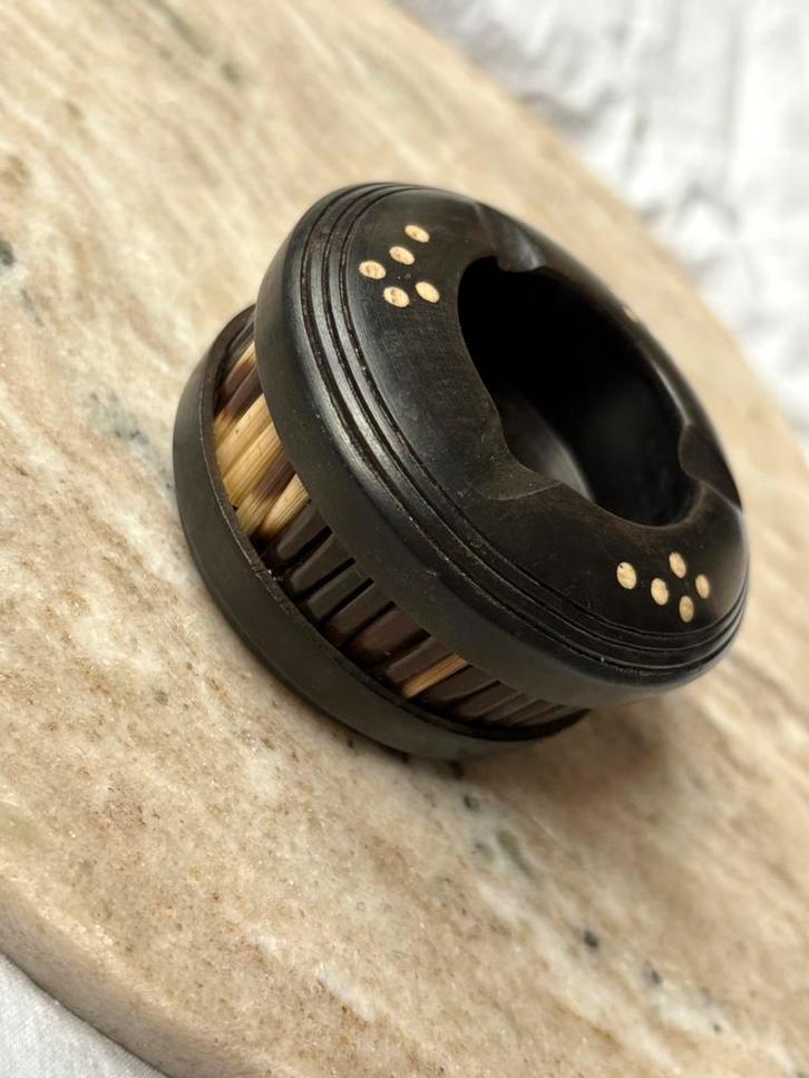 Asbakje gemaakt van stekelvarken stekels, Verzamelen, Rookartikelen, Aanstekers en Luciferdoosjes, Zo goed als nieuw, Asbak, Ophalen of Verzenden