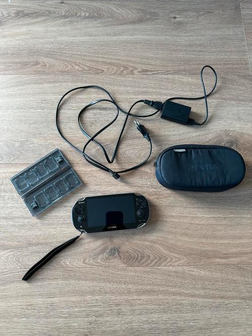 Sony PlayStation Vita + Oplader + Case + 2x Geheugenkaart, Spelcomputers en Games, Games | Sony PlayStation Vita, Gebruikt, Overige genres